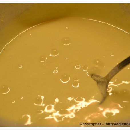 Krok 10 - Placek z daktylami i mleczną polewą. foto