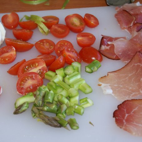 Krok 3 - Placek z mozarellą, pomidorami i szynką szwardzwaldzką foto