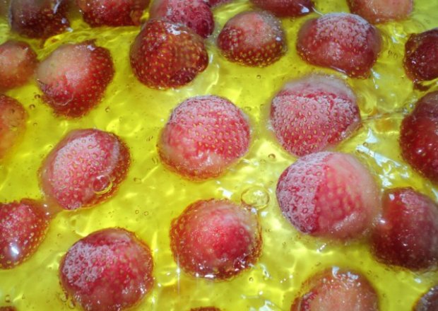 Fotografia przedstawiająca Placek z mrożonymi truskawkami na upalne dni