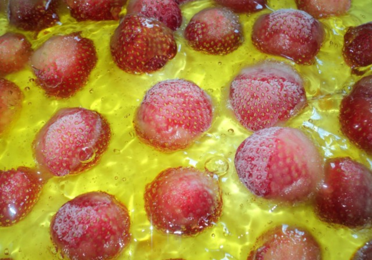Placek z mrożonymi truskawkami na upalne dni foto