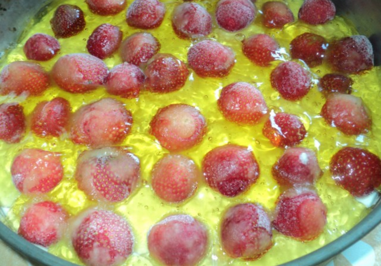 Placek z mrożonymi truskawkami na upalne dni foto