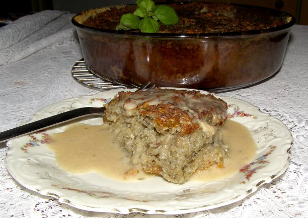Fotografia przedstawiająca placek ziemniaczano-pieczarkowy z sosem grzybowym...