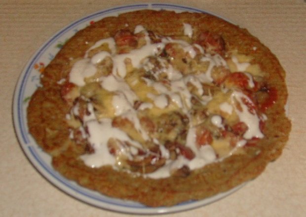 Fotografia przedstawiająca Placek ziemniaczany ala pizza