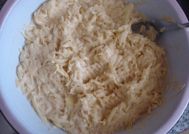 Fotografia przedstawiająca Placek ziemniaczany z pieczarkami i sosem czosnkowym