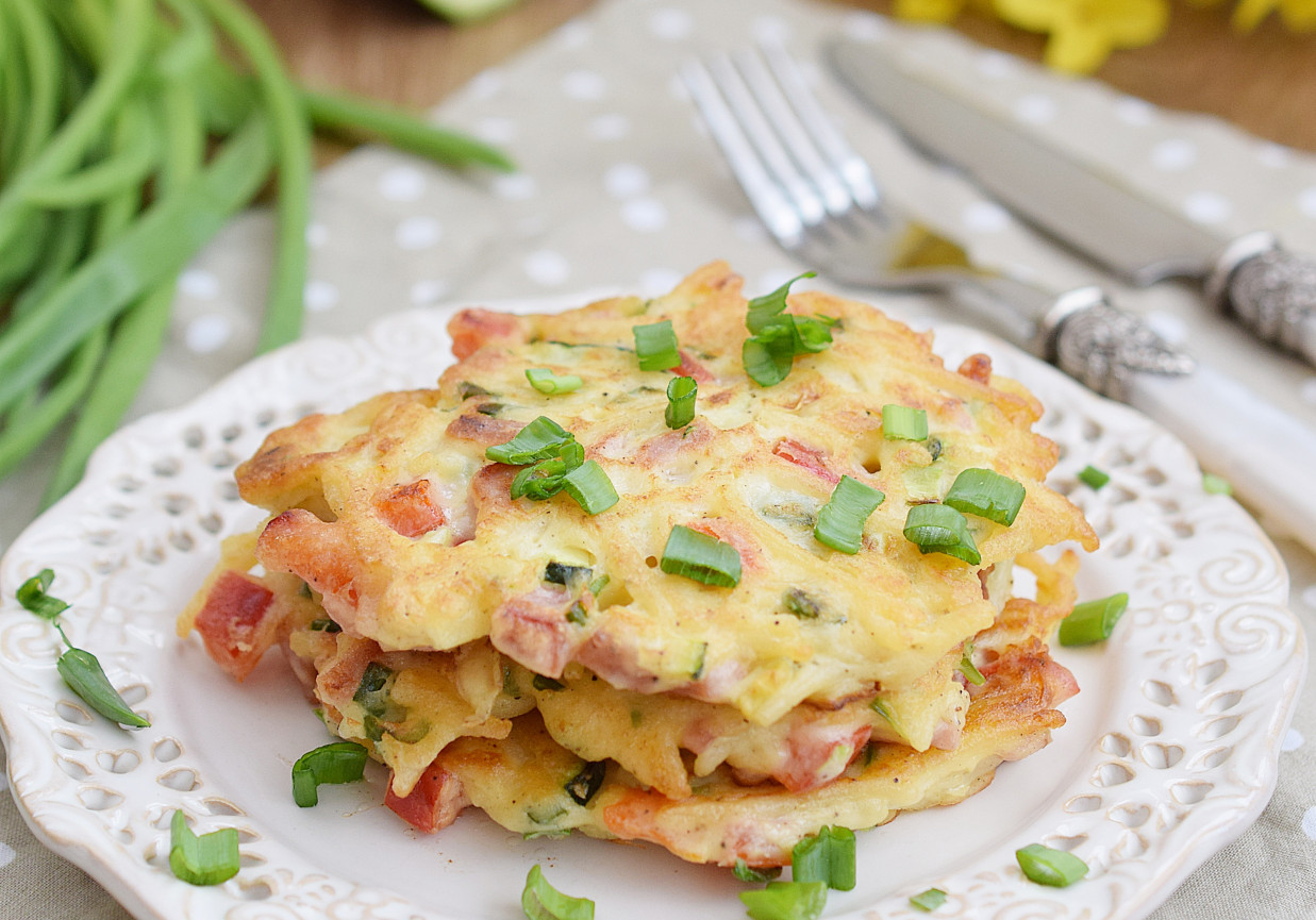 Placki makaronowe z wędliną i warzywami foto