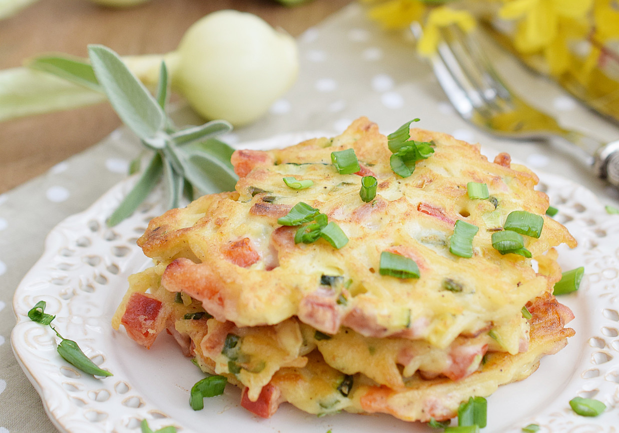 Placki makaronowe z wędliną i warzywami foto