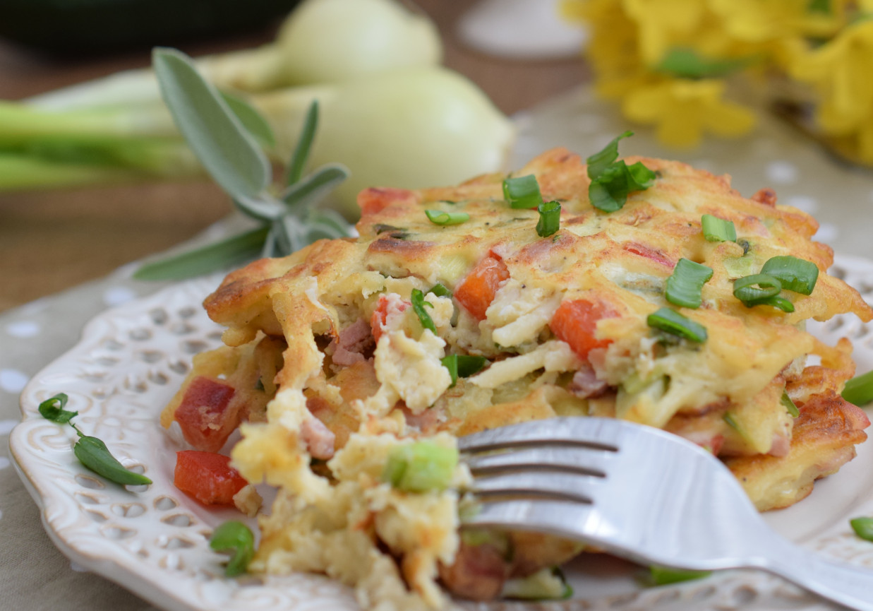 Placki makaronowe z wędliną i warzywami foto