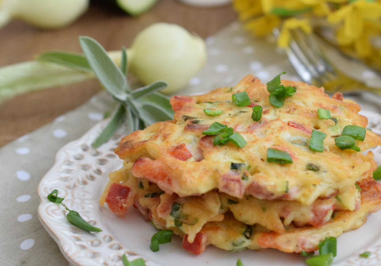 Placki makaronowe z wędliną i warzywami foto