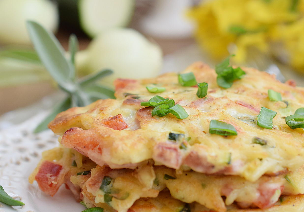 Placki makaronowe z wędliną i warzywami foto