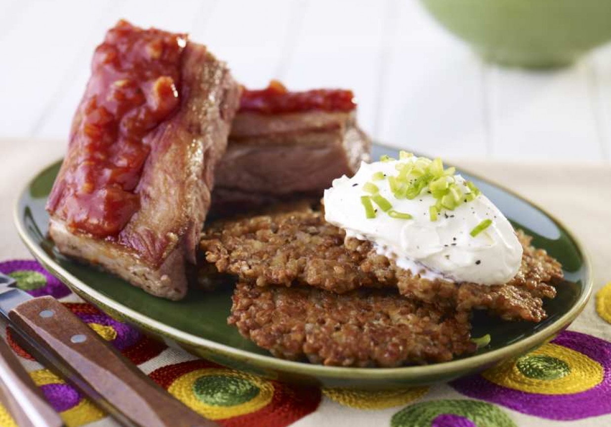 Placki z kaszy gryczanej z borowikami, ziarnami zbóż i wędzonym węgorzem z kwaśną śmietaną foto