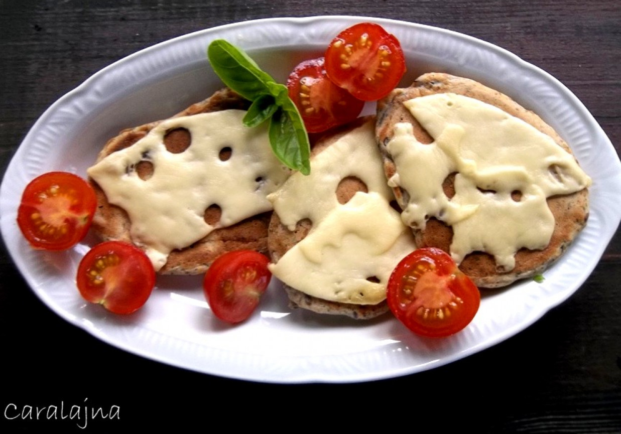 placki z oliwkami i żółtym serem foto