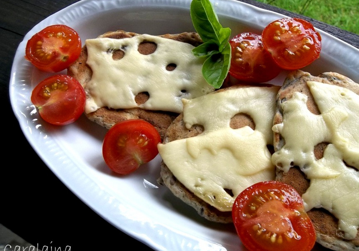 placki z oliwkami i żółtym serem foto