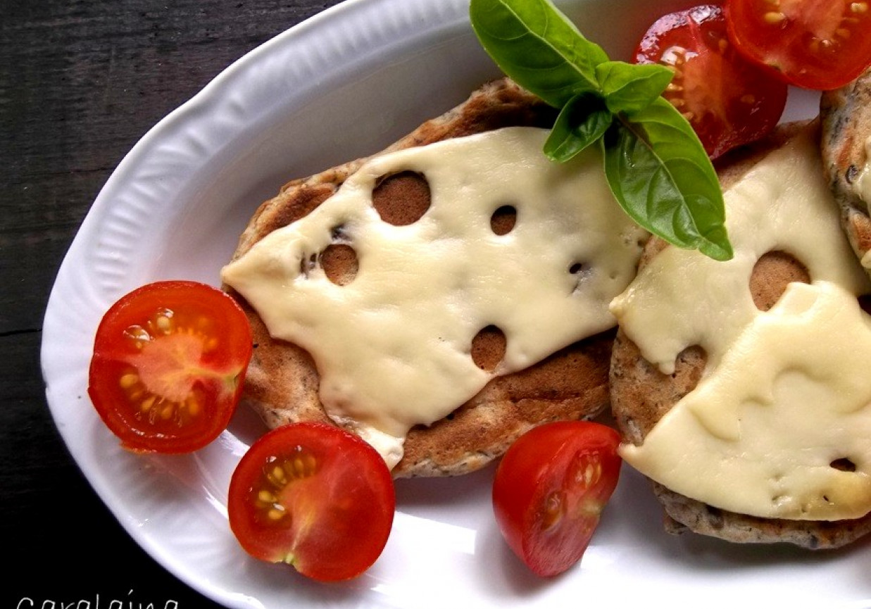 placki z oliwkami i żółtym serem foto