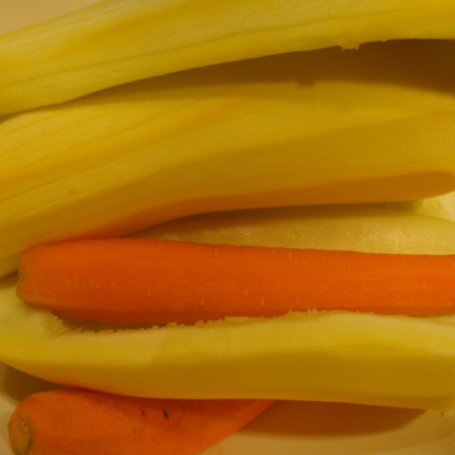 Krok 1 - Placki z zółtej cukini  z marchewką . foto
