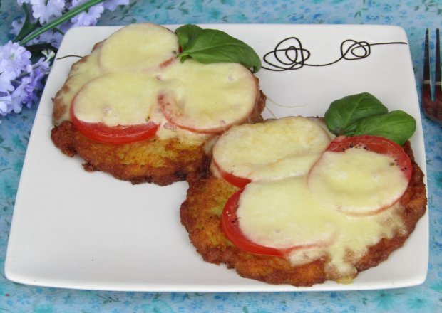Fotografia przedstawiająca Placki zapiekane z pomidorami i mozzarellą