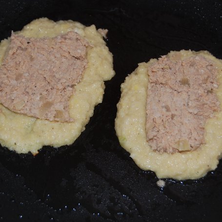 Krok 3 - Placki ziemniaczane faszerowane mięsem z rosołu  foto