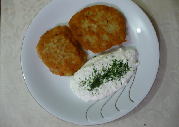 Fotografia przedstawiająca placki ziemniaczane z białym serem i czosnkiem