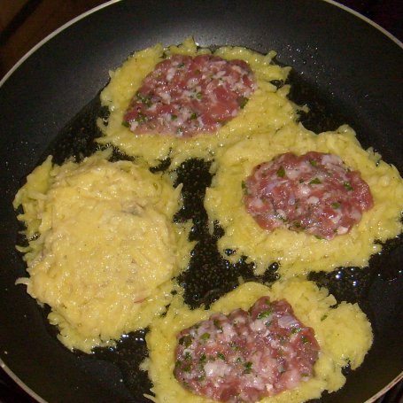 Krok 4 - PLACKI ZIEMNIACZANE Z FARSZEM Z WĘDZONEGO BOCZKU. foto