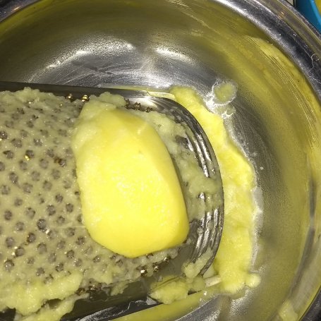 Krok 2 - Placki ziemniaczane z kaszą manną, polane miodem foto