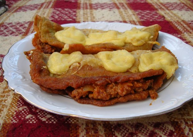 Fotografia przedstawiająca Placki ziemniaczane z mięsem mielonym i serem