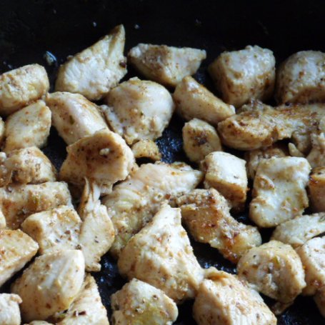 Krok 2 - Placki ziemniaczane z mięsem z kurczaka w sosie foto