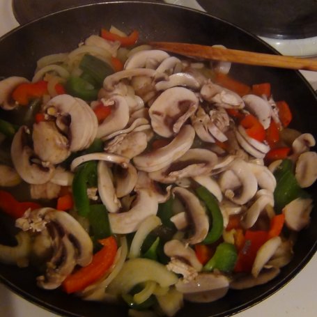 Krok 4 - Placki ziemniaczane z pikantnym warzywnym sosem foto