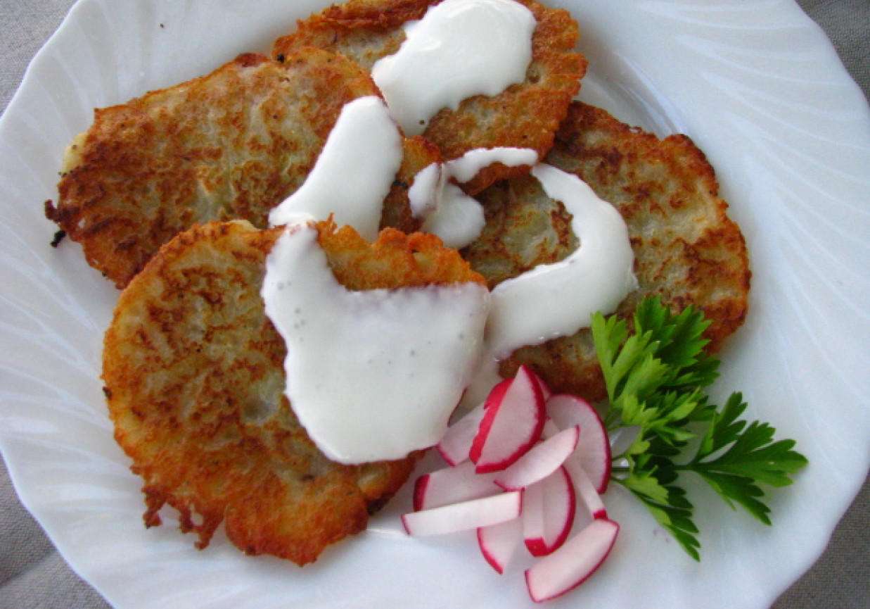 Placki ziemniaczane ze śmietaną i kminkiem foto
