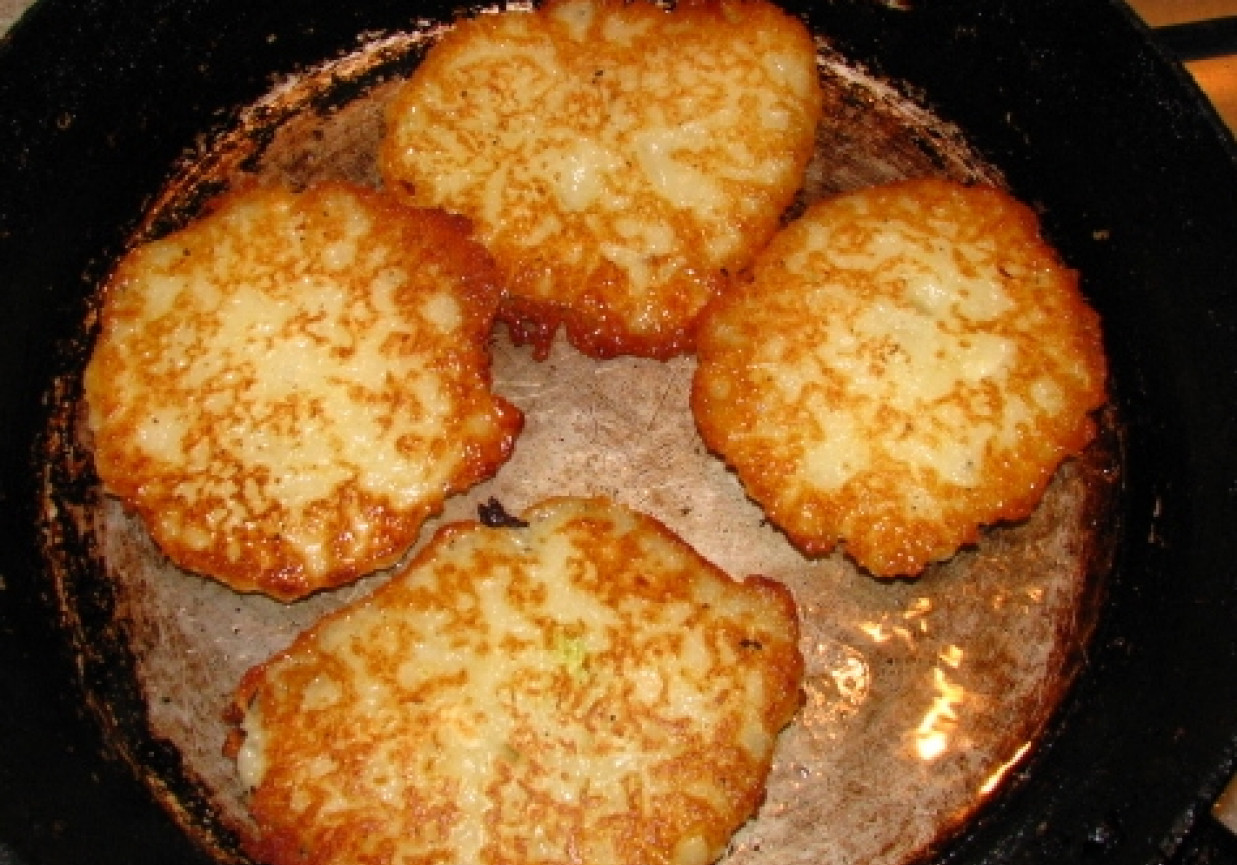 Placki ziemniaczane ze śmietaną i kminkiem foto