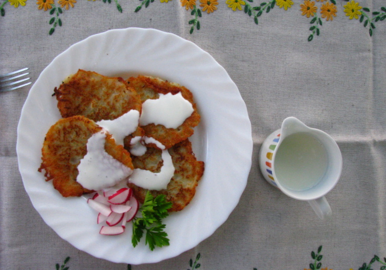 Placki ziemniaczane ze śmietaną i kminkiem foto