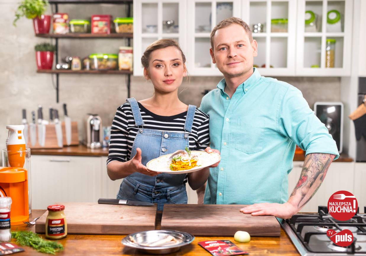 Placki ziemniaczano-marchewkowe z sałatką ze śledzia przygotował Piotr Ogiński foto