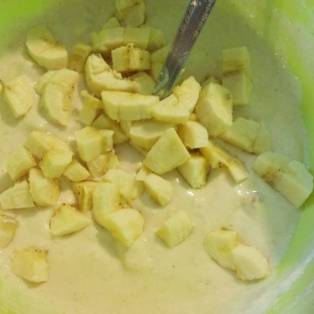 Krok 2 - Placuszki bananowe z sosem jogurtowym foto