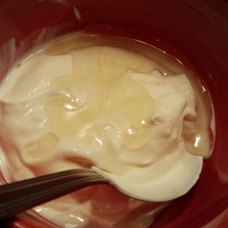 Krok 4 - Placuszki bananowe z sosem jogurtowym foto