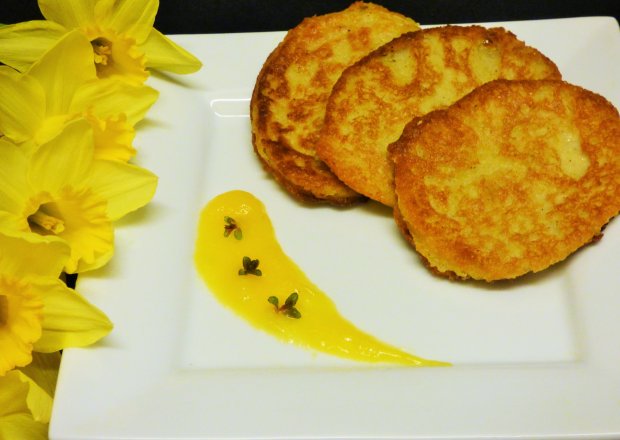 Fotografia przedstawiająca Placuszki jaglane z bananem i musem z mango