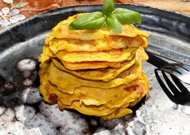 Fotografia przedstawiająca Placuszki jajeczne z mozzarellą i świeżą bazylią