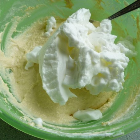 Krok 3 - Placuszki jogurtowe z salsą truskawkową foto