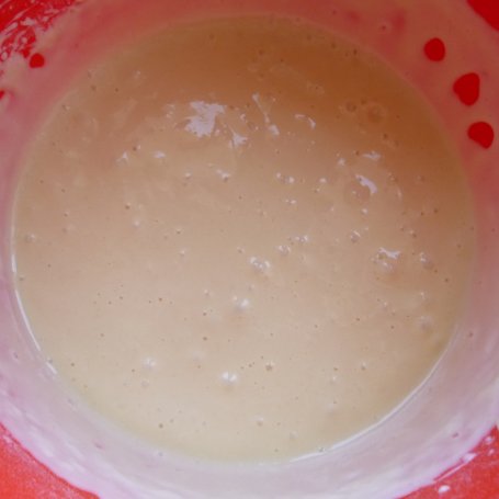Krok 2 - Placuszki jogurtowe z truskawkami foto