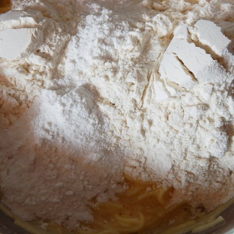 Krok 2 - Placuszki makaronowe z ziołami i żółtym serem foto