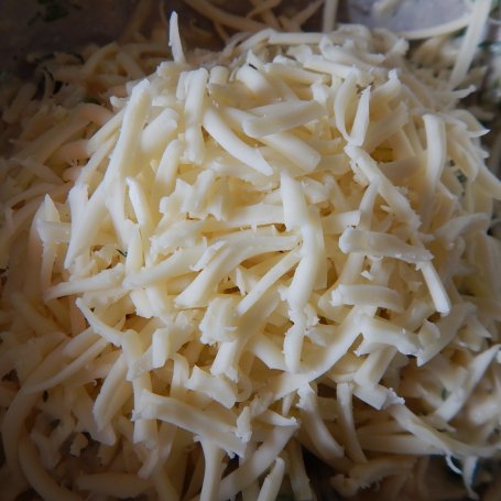 Krok 3 - Placuszki makaronowe z ziołami i żółtym serem foto