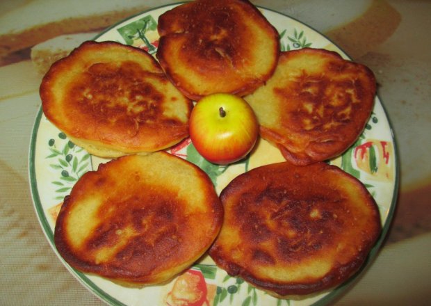 Fotografia przedstawiająca Placuszki pszenno-kukurydziane z jabłkiem