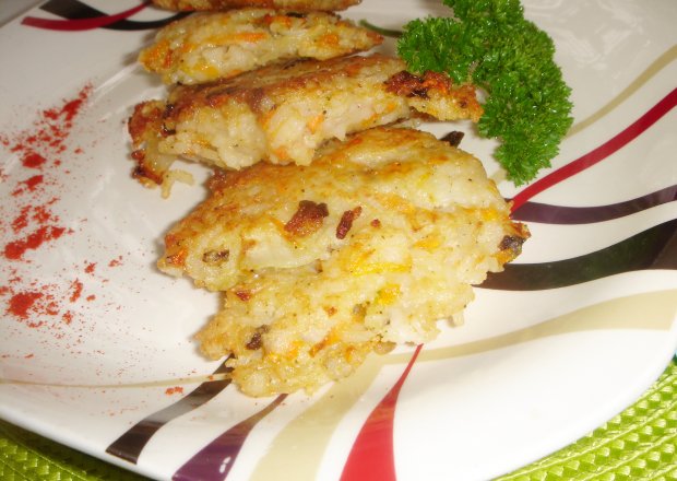 Fotografia przedstawiająca Placuszki ryżowe z grzybami i marchewką