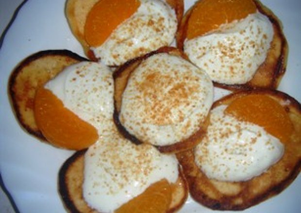 Fotografia przedstawiająca placuszki serowe z mandarynkami