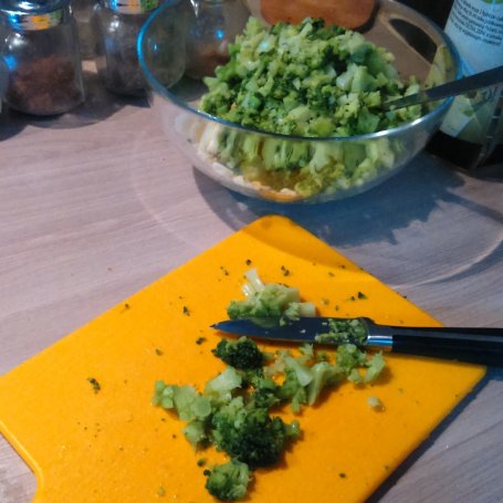 Krok 3 - Placuszki z brokuła z serem foto