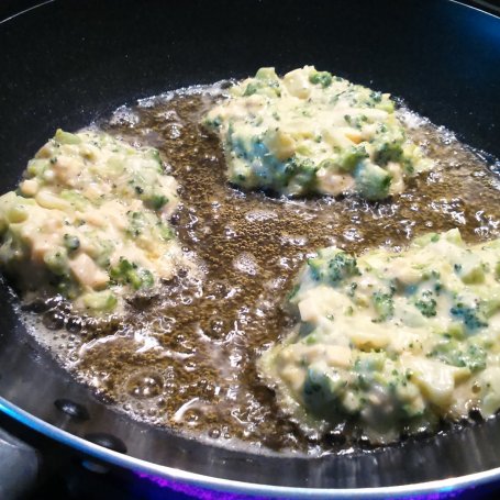 Krok 5 - Placuszki z brokuła z serem foto