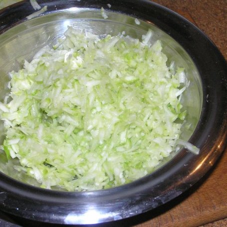 Krok 1 - Placuszki z cukinii w sosie bazyliowym foto