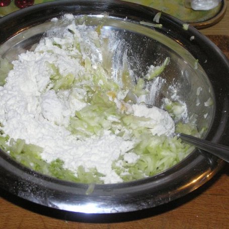 Krok 2 - Placuszki z cukinii w sosie bazyliowym foto