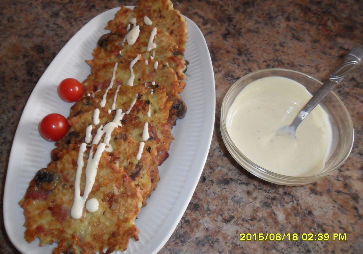 Placuszki z cukinii z pieczarkami , serem żółtym i szynką z sosem ziołowym  foto