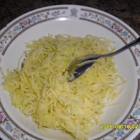 Krok 2 - Placuszki z cukinii z pieczarkami , serem żółtym i szynką z sosem ziołowym foto