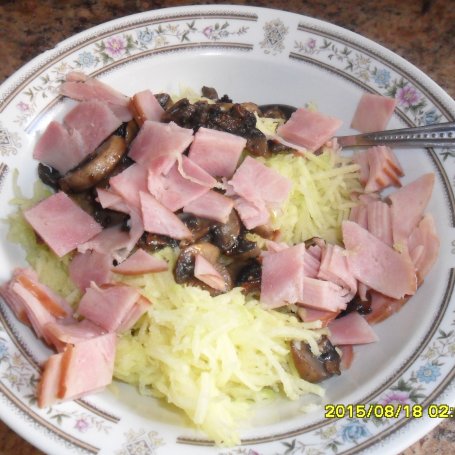 Krok 3 - Placuszki z cukinii z pieczarkami , serem żółtym i szynką z sosem ziołowym  foto