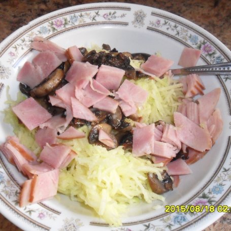 Krok 3 - Placuszki z cukinii z pieczarkami , serem żółtym i szynką z sosem ziołowym foto