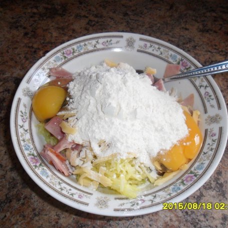 Krok 4 - Placuszki z cukinii z pieczarkami , serem żółtym i szynką z sosem ziołowym  foto